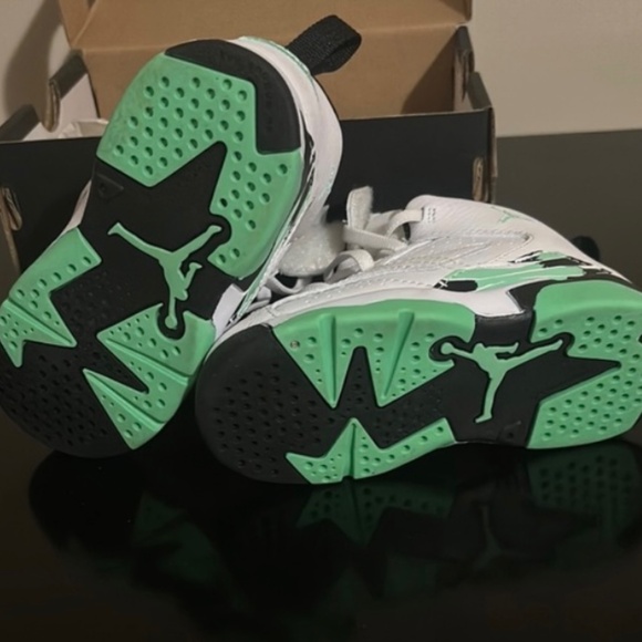 Jordan sneakers toddler size 8 - Picture 3 of 5